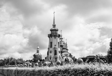 Hristiyan kilisesi, yüksek çan kulesinde ibadet için kesişiyor. Çan kulesinde haçı olan güzel bir kiliseden samimi bir duaya kadar fotoğraf çekiliyor. Çan kulesi üzerinde kilise duası açık gökyüzü üzerinde.