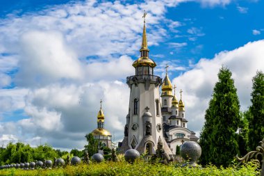 Hristiyan kilisesi, yüksek çan kulesinde ibadet için kesişiyor. Çan kulesinde haçı olan güzel bir kiliseden samimi bir duaya kadar fotoğraf çekiliyor. Çan kulesi üzerinde kilise duası açık gökyüzü üzerinde.