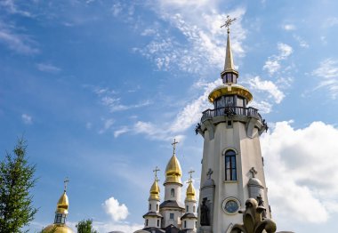 Hristiyan kilisesi, yüksek çan kulesinde ibadet için kesişiyor. Çan kulesinde haçı olan güzel bir kiliseden samimi bir duaya kadar fotoğraf çekiliyor. Çan kulesi üzerinde kilise duası açık gökyüzü üzerinde.