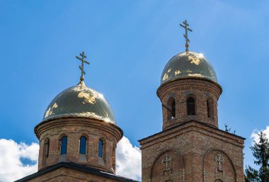 Hristiyan kilisesi, yüksek çan kulesinde ibadet için kesişiyor. Çan kulesinde haçı olan güzel bir kiliseden samimi bir duaya kadar fotoğraf çekiliyor. Çan kulesi üzerinde kilise duası açık gökyüzü üzerinde.