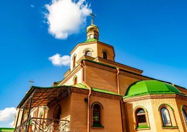 Hristiyan kilisesi, yüksek çan kulesinde ibadet için kesişiyor. Çan kulesinde haçı olan güzel bir kiliseden samimi bir duaya kadar fotoğraf çekiliyor. Çan kulesi üzerinde kilise duası açık gökyüzü üzerinde.