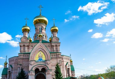Hristiyan kilisesi, yüksek çan kulesinde ibadet için kesişiyor. Çan kulesinde haçı olan güzel bir kiliseden samimi bir duaya kadar fotoğraf çekiliyor. Çan kulesi üzerinde kilise duası açık gökyüzü üzerinde.