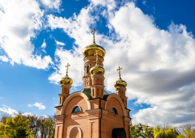 Hristiyan kilisesi, yüksek çan kulesinde ibadet için kesişiyor. Çan kulesinde haçı olan güzel bir kiliseden samimi bir duaya kadar fotoğraf çekiliyor. Çan kulesi üzerinde kilise duası açık gökyüzü üzerinde.