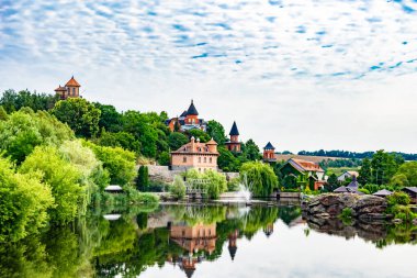 Temalı eski tuğladan bir şato. Arka planda büyük bir kulesi var. Büyük kulesi olan antik tuğladan bir şatonun fotoğrafı.
