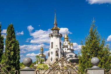 Hristiyan kilisesi, yüksek çan kulesinde ibadet için kesişiyor. Çan kulesinde haçı olan güzel bir kiliseden samimi bir duaya kadar fotoğraf çekiliyor. Çan kulesi üzerinde kilise duası açık gökyüzü üzerinde.