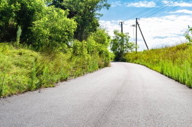 Renkli arka planda güzel boş asfalt yol, kırsal alandan geçen yeni boş asfalt yol, yeşillik kırsalında hız arabası için boş asfalt yol.
