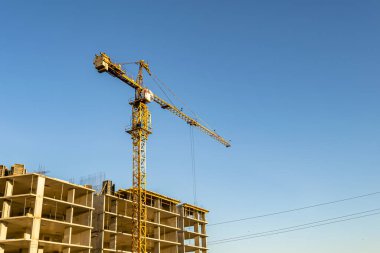 Konut binasının inşaat sahasındaki büyük çelik vinç, konut inşaatı alanındaki büyük vinçten oluşan fotoğraf, konut inşaatı alanındaki yüksek vinç.
