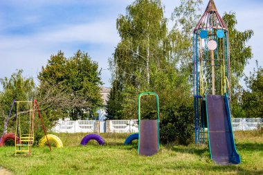 Temalı boş oyun alanı ekipmanları, arka plandaki çocuklar için doğal ortam, farklı metal oyun alanı ekipmanlarından oluşan fotoğraf, kentsel alandaki çelik çocuk parkı ekipmanları.