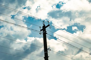 Renkli arka planda kablo olan elektrik direği yakın planda, elektrik direği ile gökyüzünün altında halat kablosu, konut binaları için elektrik direği hattı kablosu.