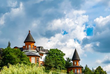 Temalı eski tuğladan bir şato. Arka planda büyük bir kulesi var. Büyük kulesi olan antik tuğladan bir şatonun fotoğrafı.