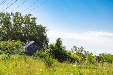 Doğal arka planda terk edilmiş güzel bir çiftlik evi, terk edilmiş eski bir çiftlik evi, gökyüzünün üzerinde terk edilmiş eski bir çiftlik evi.