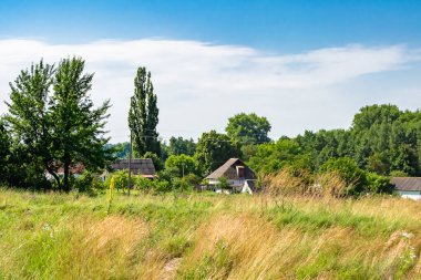 Doğal arka planda terk edilmiş güzel bir çiftlik evi, terk edilmiş eski bir çiftlik evi, gökyüzünün üzerinde terk edilmiş eski bir çiftlik evi.