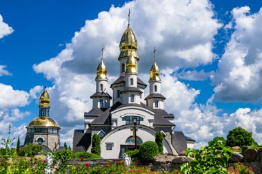 Hristiyan kilisesi, yüksek çan kulesinde ibadet için kesişiyor. Çan kulesinde haçı olan güzel bir kiliseden samimi bir duaya kadar fotoğraf çekiliyor. Çan kulesi üzerinde kilise duası açık gökyüzü üzerinde.