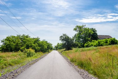 Renkli arka planda güzel boş asfalt yol, kırsal alandan geçen yeni boş asfalt yol, yeşillik kırsalında hız arabası için boş asfalt yol.