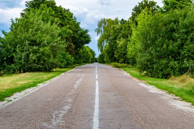 Renkli arka planda güzel boş asfalt yol, kırsal alandan geçen yeni boş asfalt yol, yeşillik kırsalında hız arabası için boş asfalt yol.