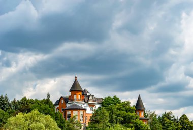 Temalı eski tuğladan bir şato. Arka planda büyük bir kulesi var. Büyük kulesi olan antik tuğladan bir şatonun fotoğrafı.
