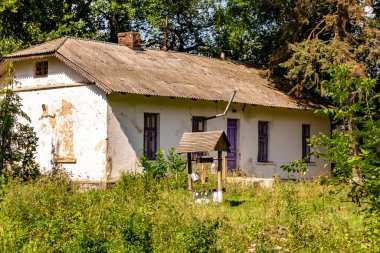 Doğal arka planda terk edilmiş güzel bir çiftlik evi, terk edilmiş eski bir çiftlik evi, gökyüzünün üzerinde terk edilmiş eski bir çiftlik evi.