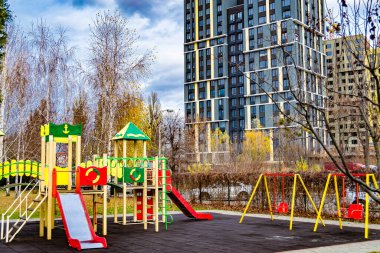 Temalı boş oyun alanı ekipmanları, arka plandaki çocuklar için doğal ortam, farklı metal oyun alanı ekipmanlarından oluşan fotoğraf, kentsel alandaki çelik çocuk parkı ekipmanları.