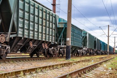Demiryolu trenini geçtikten sonra temalı tren yoluna fotoğraf, hızlı tren treninden önce uzun tren raylarından oluşan fotoğraf, demiryolu taşımacılığı.