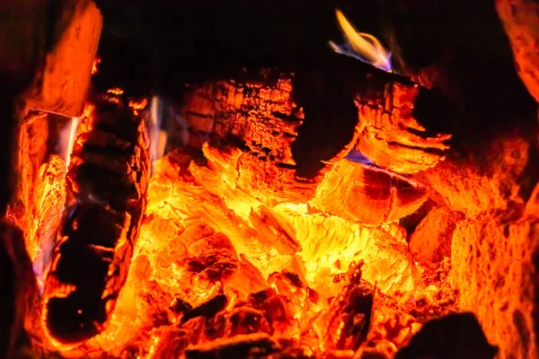 Hermosa Chimenea Antigua Con Fuego Llama Para Calefacción Sala Edificio — Foto de Stock