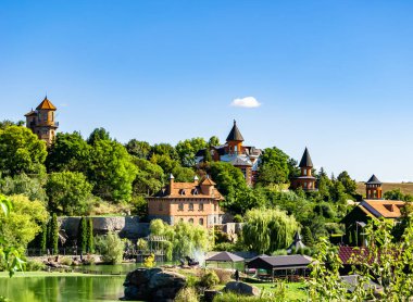 Temalı eski tuğladan bir şato. Arka planda büyük bir kulesi var. Büyük kulesi olan antik tuğladan bir şatonun fotoğrafı.