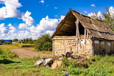 Doğal arka planda terk edilmiş güzel bir çiftlik evi, terk edilmiş eski bir çiftlik evi, gökyüzünün üzerinde terk edilmiş eski bir çiftlik evi.