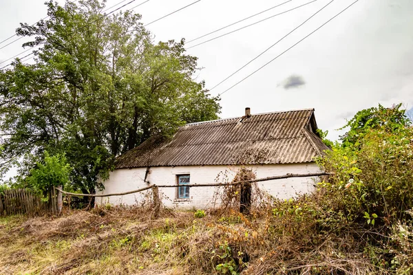 시골에 아름다운 버려진 버려진 버려진 건물의 풀밭에서 — 스톡 사진