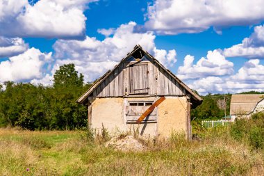 Doğal arka planda terk edilmiş güzel bir çiftlik evi, terk edilmiş eski bir çiftlik evi, gökyüzünün üzerinde terk edilmiş eski bir çiftlik evi.