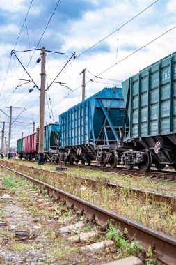 Demiryolu trenini geçtikten sonra temalı tren yoluna fotoğraf, hızlı tren treninden önce uzun tren raylarından oluşan fotoğraf, demiryolu taşımacılığı.