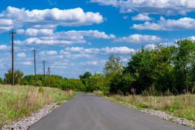 Renkli arka planda güzel boş asfalt yol, kırsal alandan geçen yeni boş asfalt yol, yeşillik kırsalında hız arabası için boş asfalt yol.