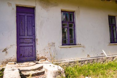 Doğal arka planda terk edilmiş güzel bir çiftlik evi, terk edilmiş eski bir çiftlik evi, gökyüzünün üzerinde terk edilmiş eski bir çiftlik evi.