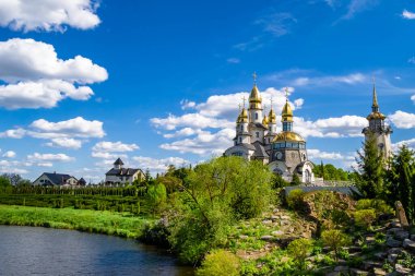 Hristiyan kilisesi, yüksek çan kulesinde ibadet için kesişiyor. Çan kulesinde haçı olan güzel bir kiliseden samimi bir duaya kadar fotoğraf çekiliyor. Çan kulesi üzerinde kilise duası açık gökyüzü üzerinde.