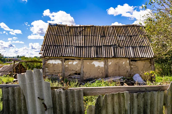 시골에 아름다운 버려진 버려진 버려진 건물의 풀밭에서 — 스톡 사진