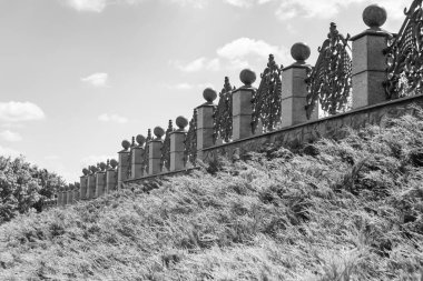 Doğal arka planda terk edilmiş bir evden güzel bir kapı, eski bir kapıdan köye, eski bir evden köye, vahşi, büyük, aydınlık bir yeşilliğe açılan eski bir evden oluşan bir fotoğraf.