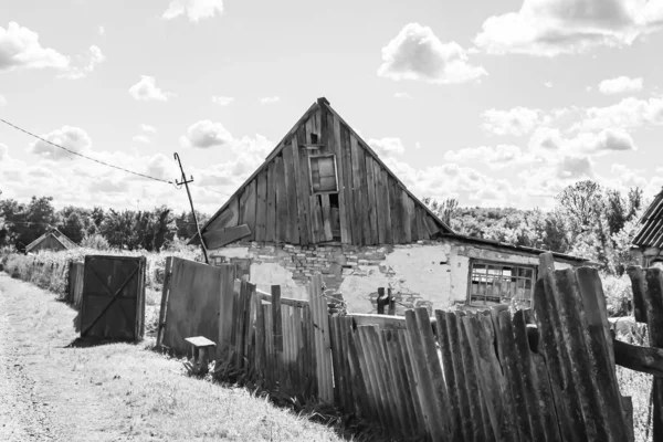 自然の背景に田舎の美しい古い放棄された建物の農場の家 野生の草で古い放棄された建物の農場の家からなる写真 空の上の古い放棄された建物の農場の家 — ストック写真