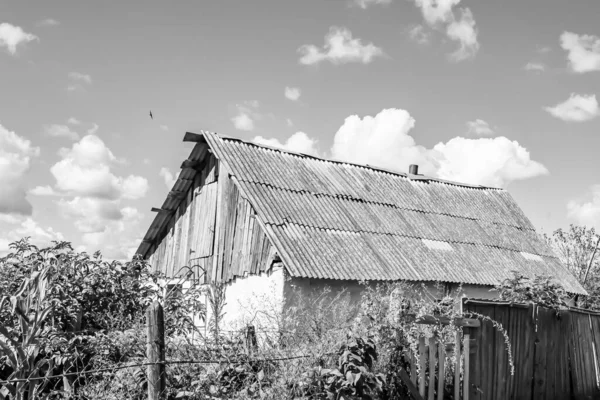Старый Заброшенный Фермерский Дом Сельской Местности Естественном Фоне Фотография Состоит — стоковое фото