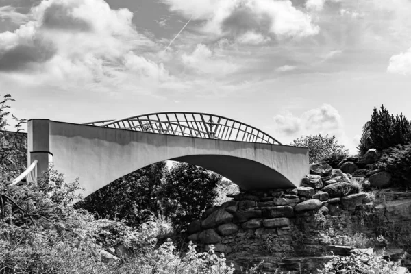 Jembatan Kayu Tua Yang Indah Atas Sungai Dengan Latar Belakang — Stok Foto