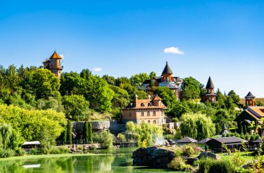 Temalı eski tuğladan bir şato. Arka planda büyük bir kulesi var. Büyük kulesi olan antik tuğladan bir şatonun fotoğrafı.