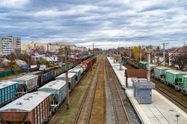 Demiryolu trenini geçtikten sonra temalı tren yoluna fotoğraf, hızlı tren treninden önce uzun tren raylarından oluşan fotoğraf, demiryolu taşımacılığı.