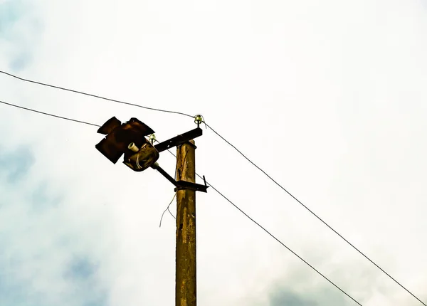 Pólo Elétrico Energia Com Fio Linha Fundo Colorido Perto Fotografia — Fotografia de Stock
