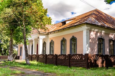 Doğal arka planda terk edilmiş güzel bir çiftlik evi, terk edilmiş eski bir çiftlik evi, gökyüzünün üzerinde terk edilmiş eski bir çiftlik evi.