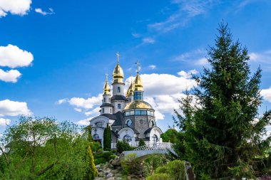 Hristiyan kilisesi, yüksek çan kulesinde ibadet için kesişiyor. Çan kulesinde haçı olan güzel bir kiliseden samimi bir duaya kadar fotoğraf çekiliyor. Çan kulesi üzerinde kilise duası açık gökyüzü üzerinde.