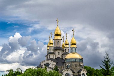 Hristiyan kilisesi, yüksek çan kulesinde ibadet için kesişiyor. Çan kulesinde haçı olan güzel bir kiliseden samimi bir duaya kadar fotoğraf çekiliyor. Çan kulesi üzerinde kilise duası açık gökyüzü üzerinde.