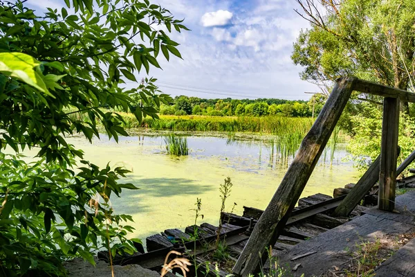 Renkli Arka Planda Nehrin Üzerinde Güzel Bir Şekilde Duran Ahşap — Stok fotoğraf