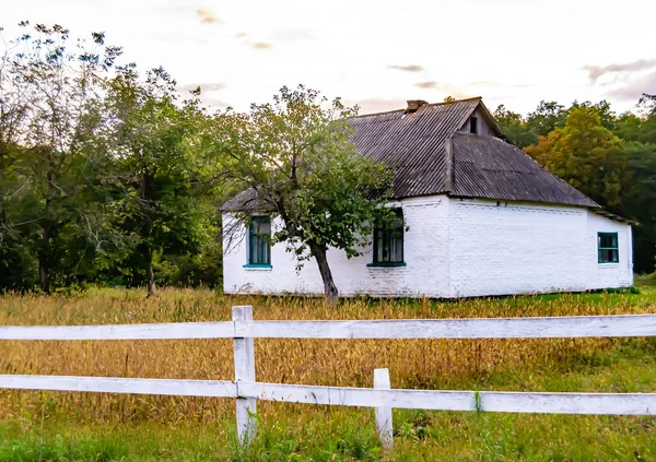 Doğal Arka Planda Terk Edilmiş Güzel Bir Çiftlik Evi Terk — Stok fotoğraf