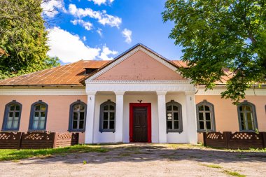 Doğal arka planda terk edilmiş güzel bir çiftlik evi, terk edilmiş eski bir çiftlik evi, gökyüzünün üzerinde terk edilmiş eski bir çiftlik evi.