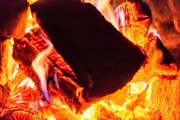 建物の部屋を加熱するための光炎の火と美しい古い暖炉 熱い炎の火で太いオークの木の丸太で構成された古い暖炉 スライスツリーから古い鉄の暖炉で明るい炎 — ストック写真