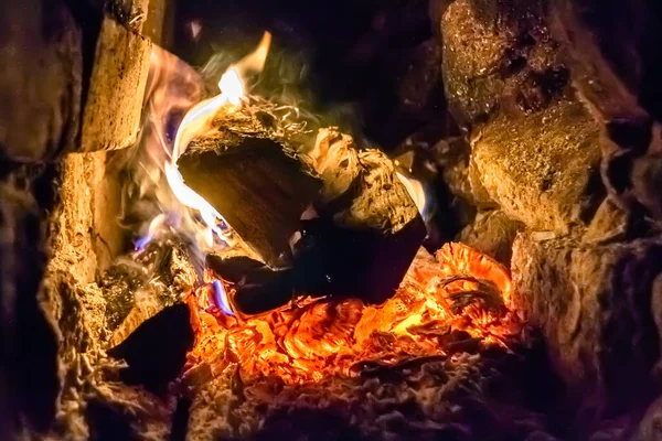 Hermosa Chimenea Antigua Con Fuego Llama Para Calefacción Sala Edificio —  Fotos de Stock