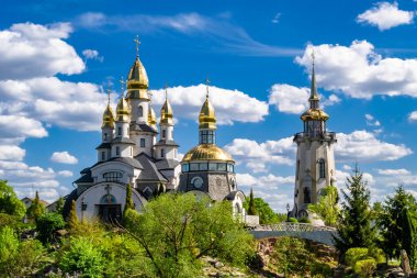 Hristiyan kilisesi, yüksek çan kulesinde ibadet için kesişiyor. Çan kulesinde haçı olan güzel bir kiliseden samimi bir duaya kadar fotoğraf çekiliyor. Çan kulesi üzerinde kilise duası açık gökyüzü üzerinde.