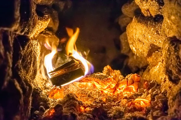 Gyönyörű Régi Kandalló Könnyű Lánggal Tűz Fűtésére Épület Szoba Régi — Stock Fotó